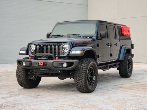 Used 2025 Jeep Gladiator Sport AWD/4WD image 4