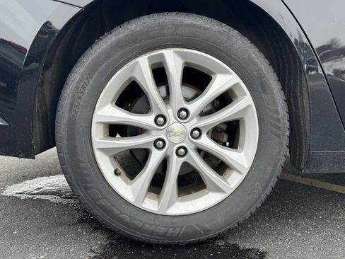 Used 2017 Chevrolet Malibu LT image 9