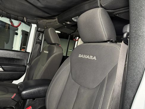 Used 2018 Jeep Wrangler Unlimited Sahara w/ Connectivity Group AWD/4WD image 15