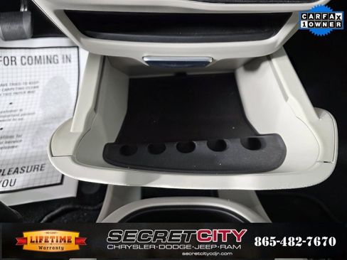 Used 2024 Chrysler Pacifica Touring-L image 24