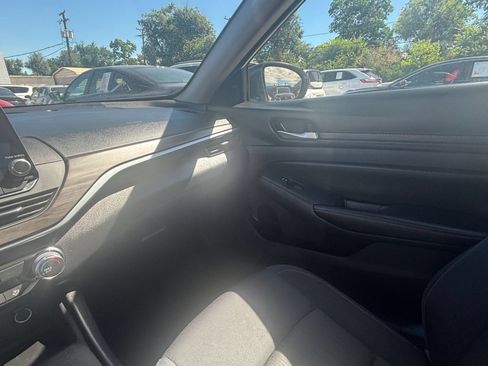 Used 2025 Nissan Altima 2.5 SV FWD image 32