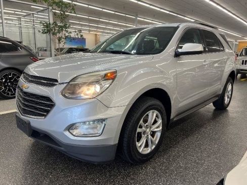 Used 2017 Chevrolet Equinox LT w/ Convenience Package FWD image 2
