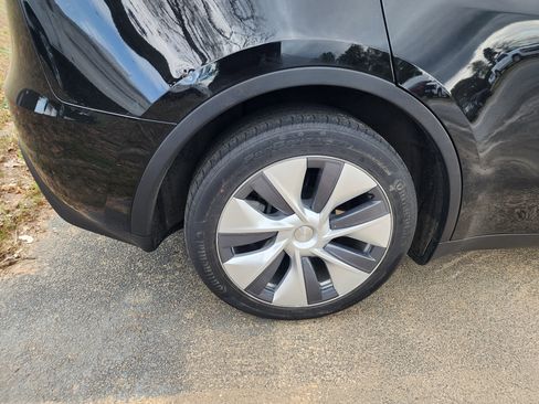 Used 2023 Tesla Model Y Long Range image 9