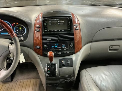 Used 2004 Toyota Sienna XLE Limited image 19