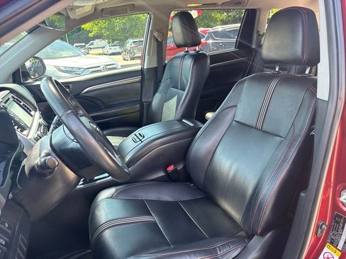 Used 2019 Toyota Highlander SE AWD/4WD image 16