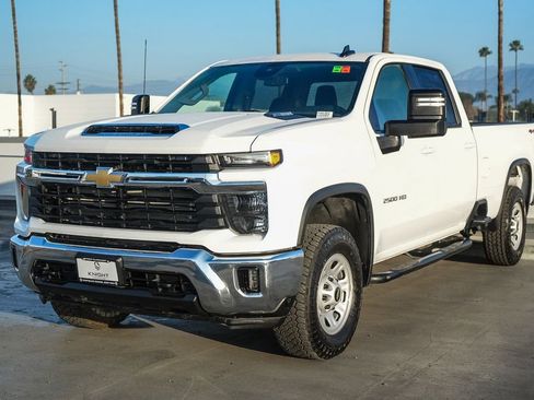 Used 2025 Chevrolet Silverado 2500 LT w/ Convenience Package AWD/4WD image 4