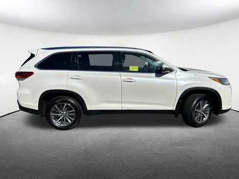Used 2019 Toyota Highlander XLE image 12