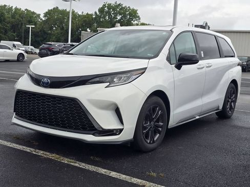 Used 2025 Toyota Sienna XSE AWD/4WD image 3