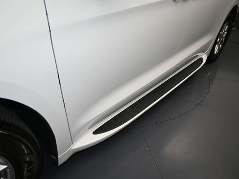 Used 2023 Chrysler Pacifica Touring-L image 33