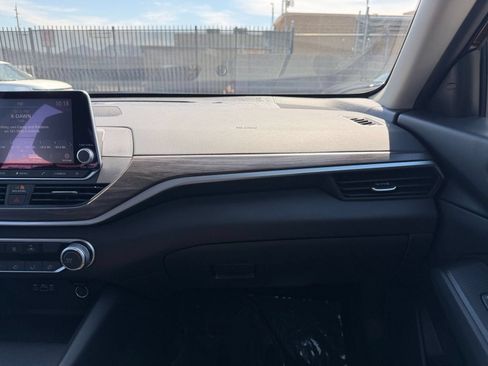 Used 2025 Nissan Altima 2.5 SV FWD image 35