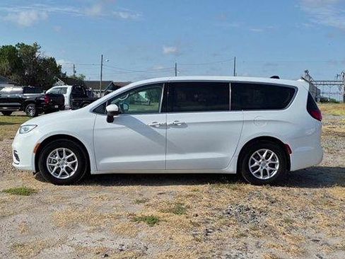 Used 2023 Chrysler Pacifica Touring-L FWD image 5
