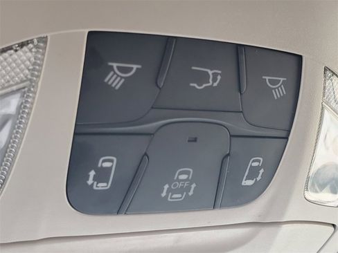 Used 2017 Chrysler Pacifica Touring image 28