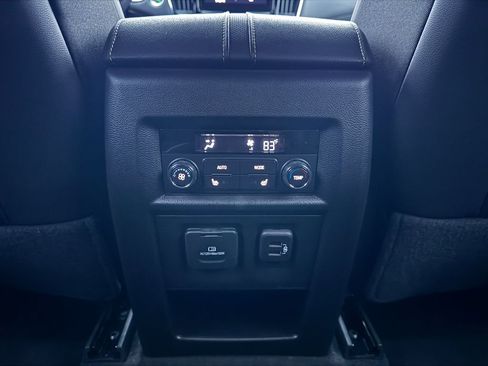 Used 2023 Chevrolet Traverse Premier image 14