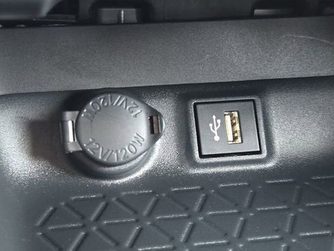 Used 2025 Toyota RAV4 XLE AWD/4WD image 28