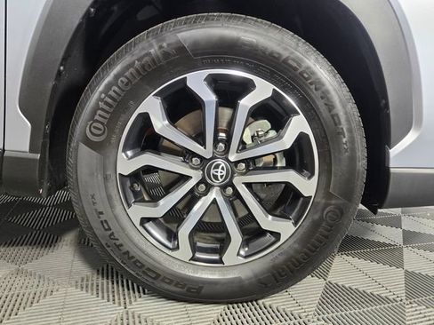 Used 2024 Toyota Corolla Cross SE image 11