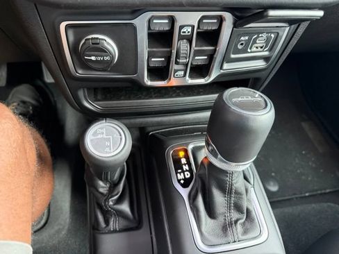 Used 2025 Jeep Gladiator Sport AWD/4WD image 10