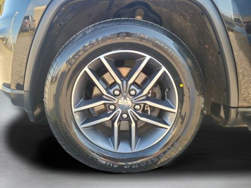 Used 2017 Jeep Grand Cherokee Limited w/ Luxury Group II image 34