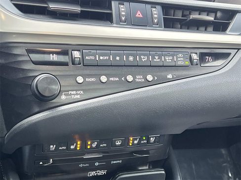 Used 2019 Lexus ES 300h w/ Luxury Package image 23