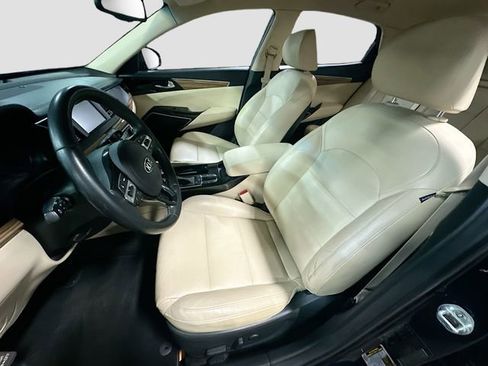 Used 2017 Kia Cadenza Premium image 21