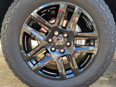 Used 2024 Chevrolet Silverado 1500 Custom Trail Boss w/ LPO, Dark Essentials Package image 4