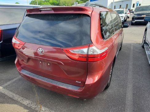 Used 2017 Toyota Sienna XLE w/ XLE Navigation Package image 10