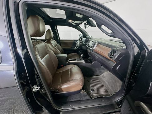 Used 2021 Toyota Tacoma Limited image 31