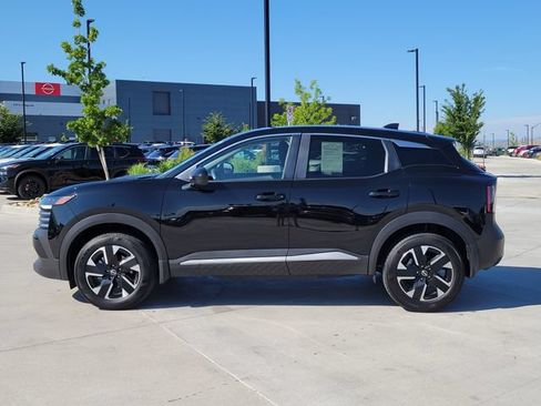 Used 2025 Nissan Kicks SV AWD/4WD image 2