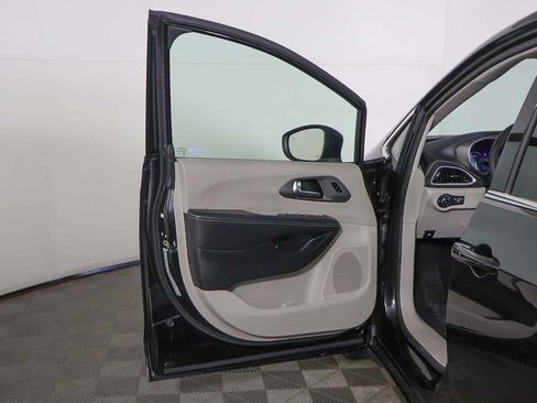 Used 2023 Chrysler Pacifica Touring-L FWD image 20