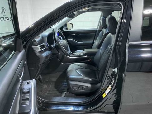 Used 2023 Toyota Highlander XLE image 2
