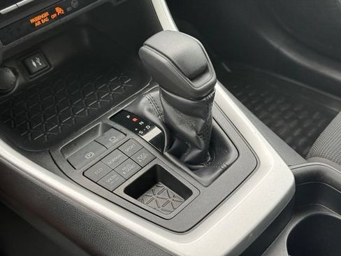Used 2019 Toyota RAV4 LE AWD/4WD image 18
