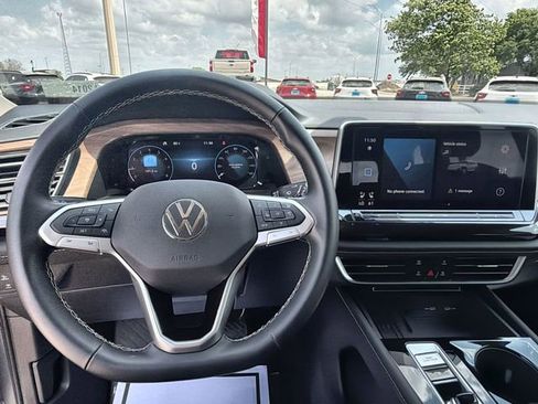 Used 2025 Volkswagen Atlas SE FWD image 11