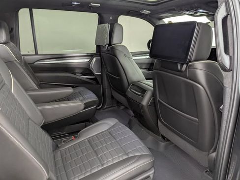 Used 2025 Cadillac Escalade ESV V AWD/4WD image 21