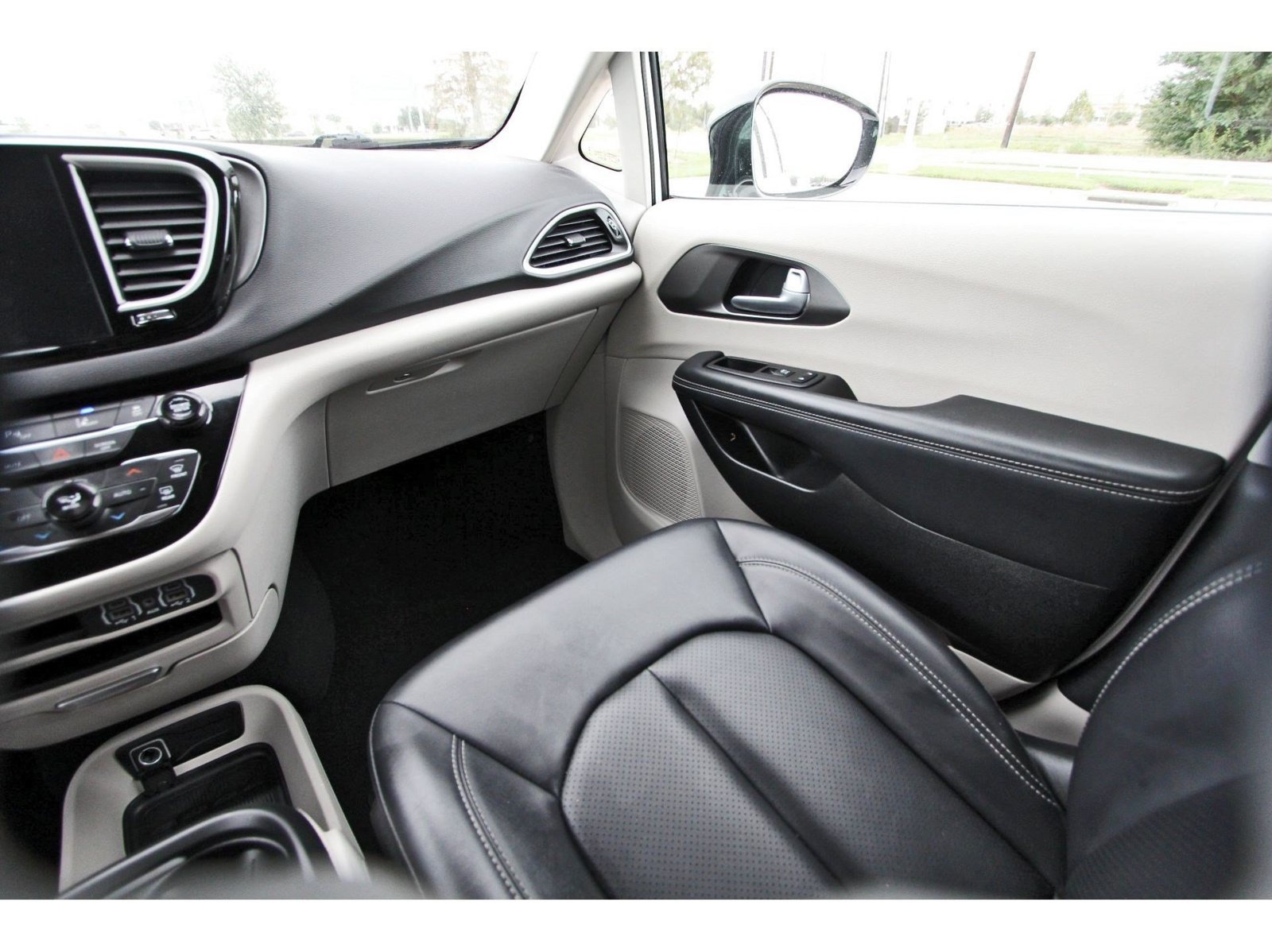 Used 2024 Chrysler Pacifica Touring-L FWD image 11