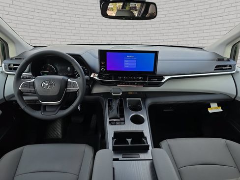 New 2026 Toyota Sienna XLE FWD image 9