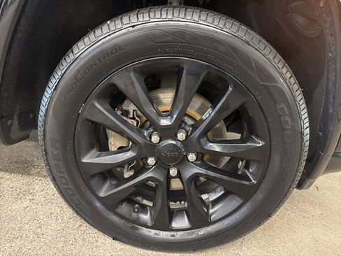 Used 2022 Jeep Grand Cherokee Laredo X image 9