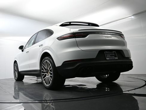 Certified 2022 Porsche Cayenne Platinum Edition image 50