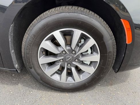 Used 2023 Chrysler Pacifica Touring-L FWD image 40
