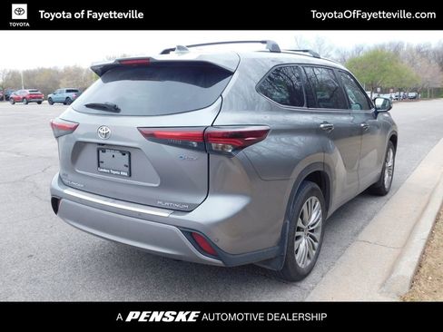 Used 2025 Toyota Highlander Platinum image 4