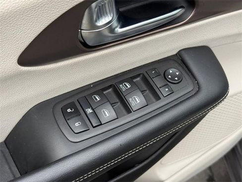 Used 2023 Chrysler Voyager LX image 17