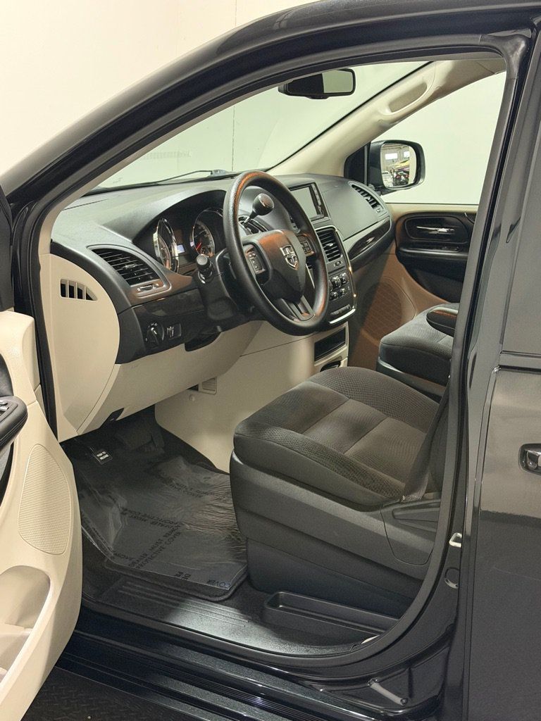Used 2018 Dodge Grand Caravan SE w/ UConnect Hands-Free Group FWD image 8