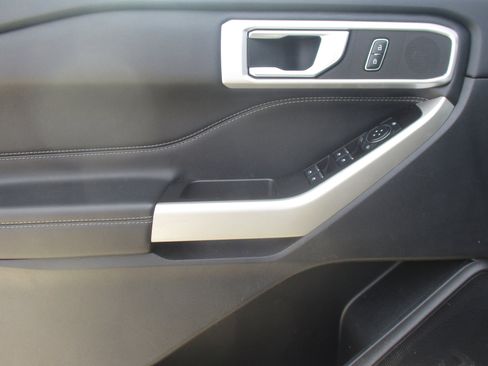 Used 2022 Ford Explorer XLT image 14