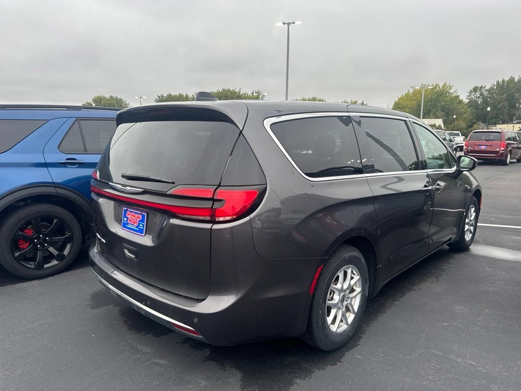 Used 2023 Chrysler Pacifica Touring-L FWD image 3