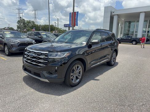Certified 2025 Ford Explorer Active w/ Active Comfort Package AWD/4WD image 2