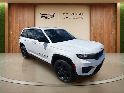 Used 2022 Jeep Grand Cherokee Altitude AWD/4WD image 7