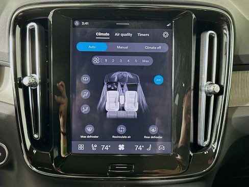 Used 2025 Volvo XC40 B5 Plus image 24