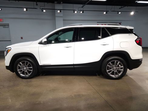 Used 2024 GMC Terrain SLT image 4