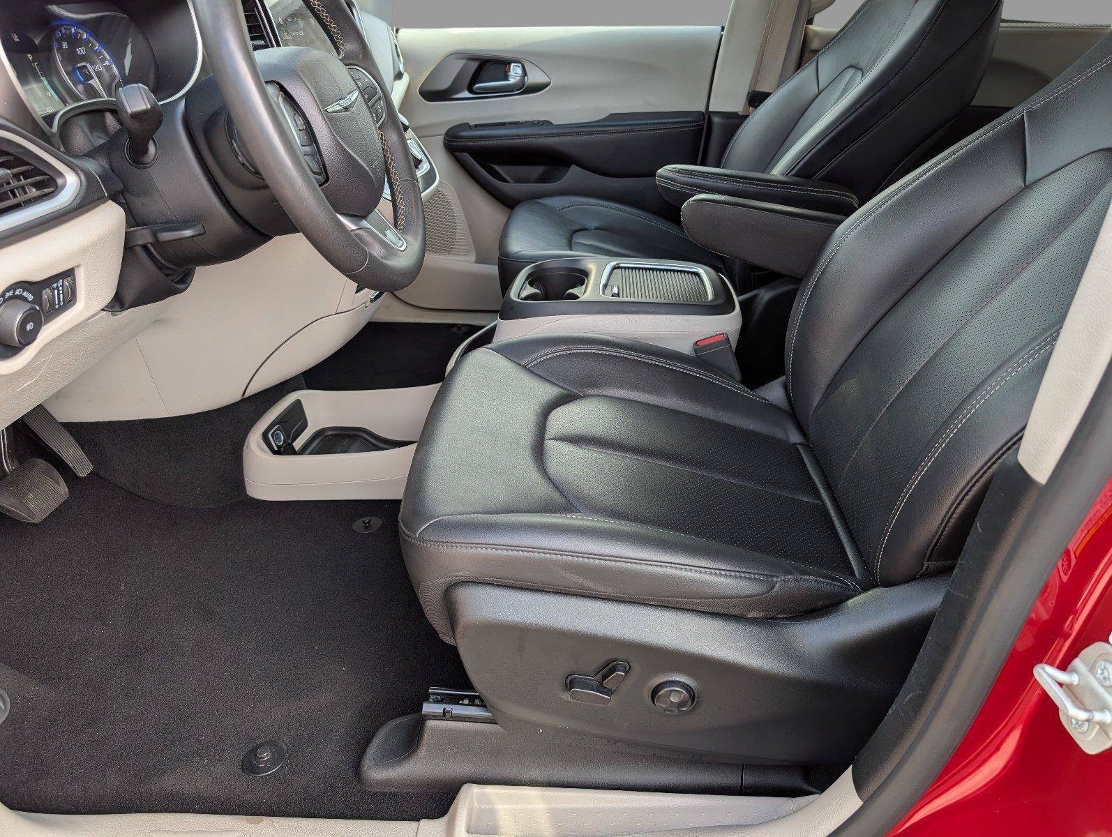Used 2024 Chrysler Pacifica Touring-L FWD image 3