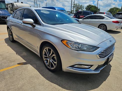 Used 2017 Ford Fusion SE w/ Equipment Group 201A FWD image 4