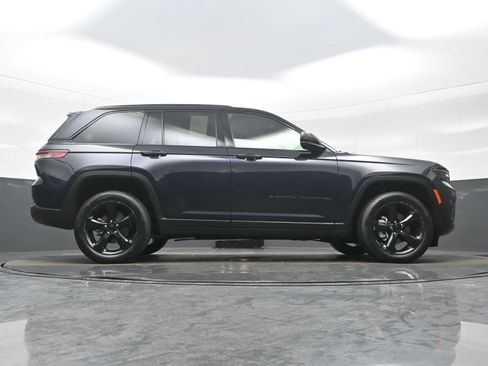 Used 2024 Jeep Grand Cherokee Limited w/ Black Appearance Package image 32