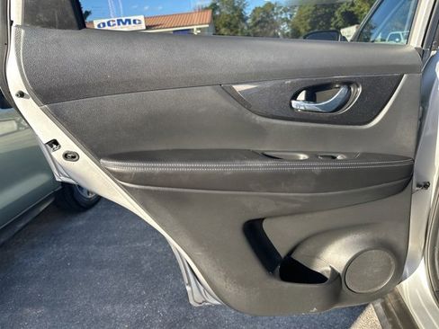 Used 2018 Nissan Rogue SV image 9